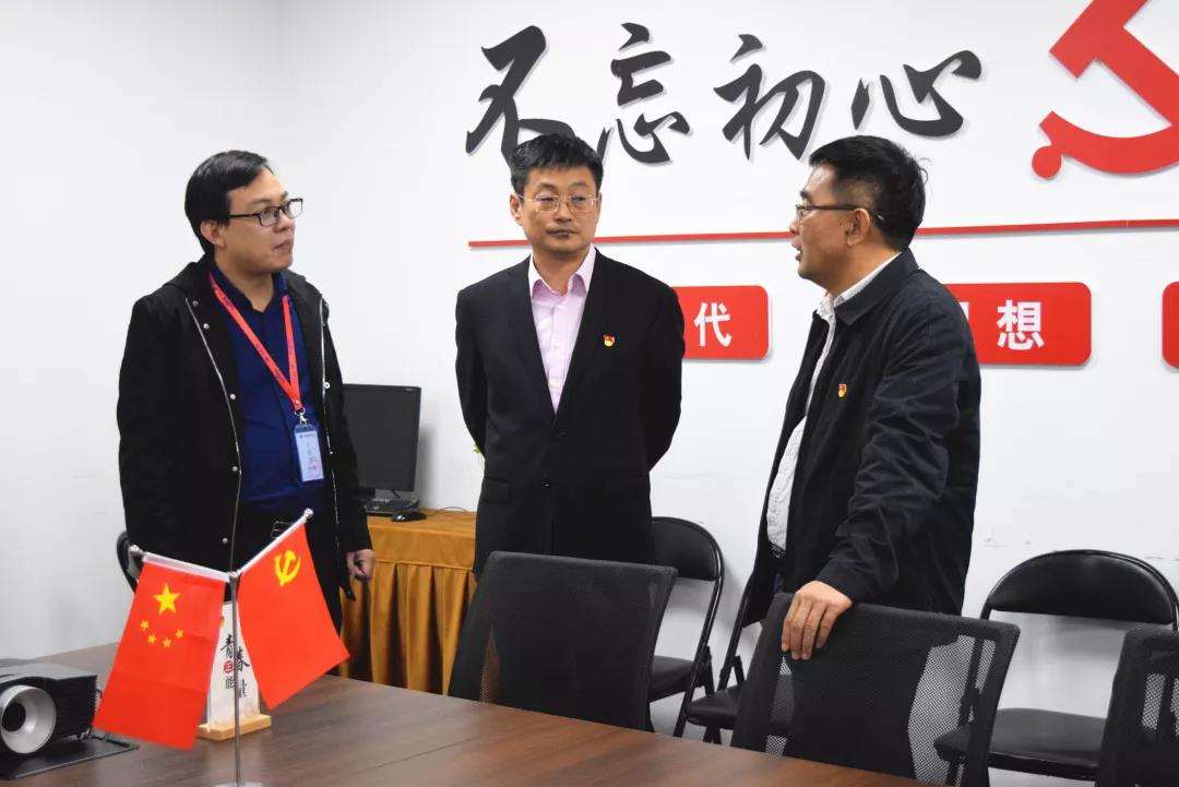 中共安陽市委網信辦主任路玉軍、副主任王曉萌等一行人蒞臨安陽青峰網絡指導工作